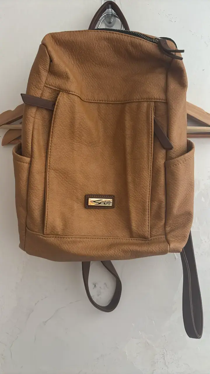 Mochila de cuero sintético color camel