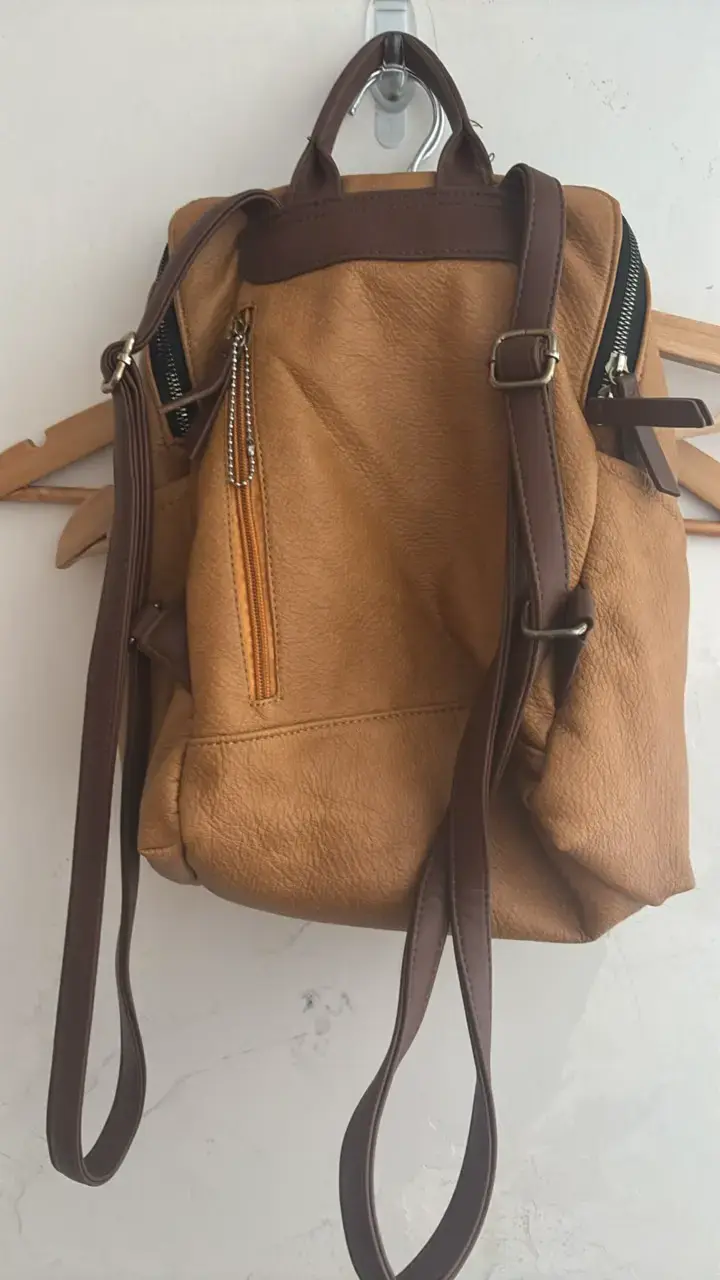 Mochila de cuero sintético color camel - 2