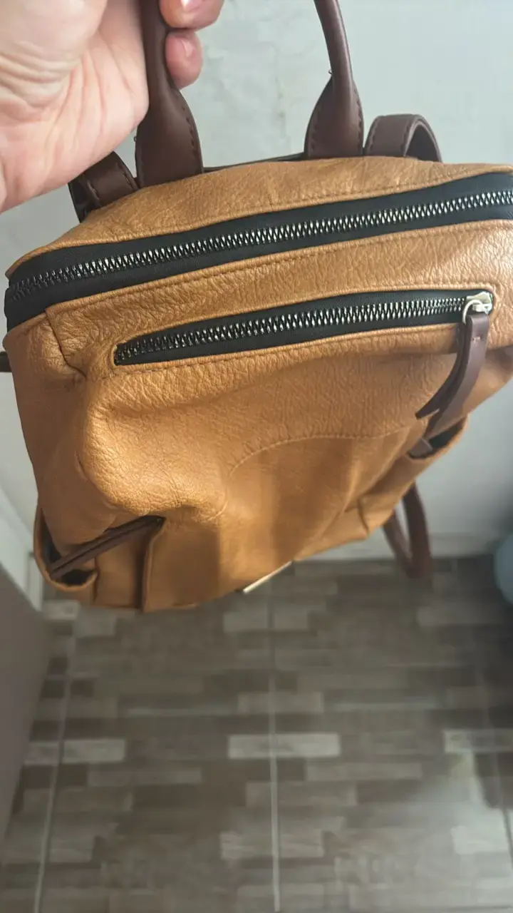 Mochila de cuero sintético color camel - 3