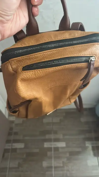 Mochila de cuero sintético color camel - miniatura 3