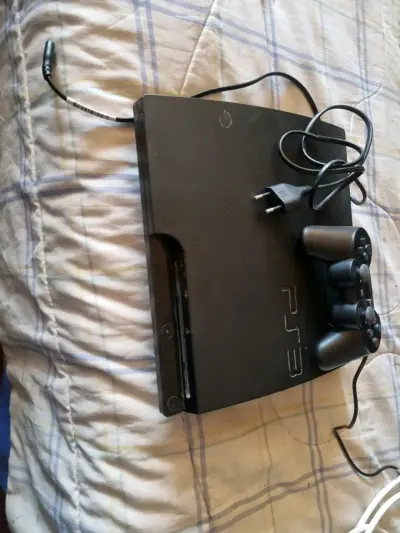 Consola PS3 con control y cables - miniatura 1