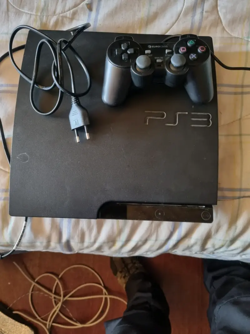 Consola PS3 con control y cables - 2
