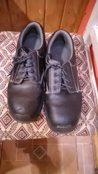 Zapatos de cuero negro para hombre en buen estado - miniatura 1