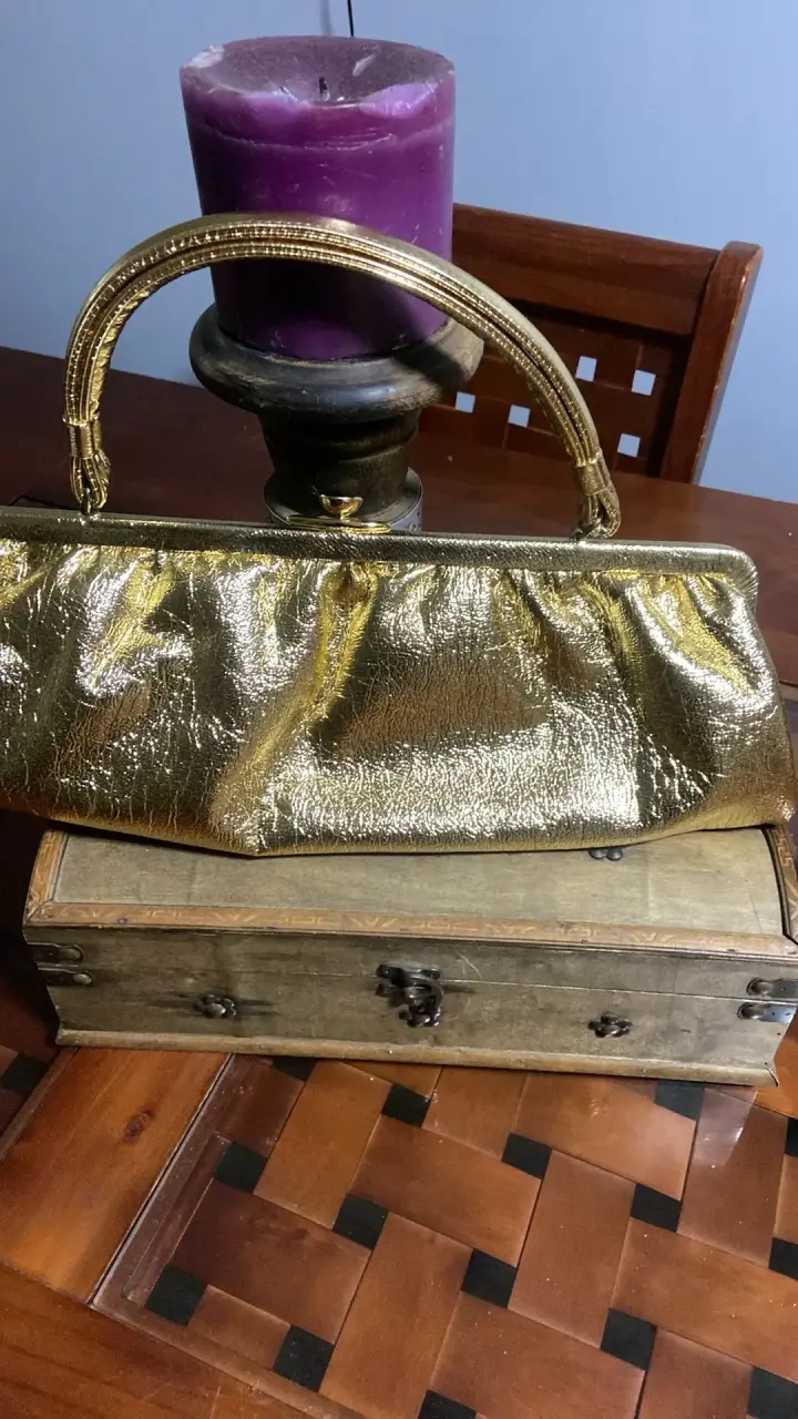 Cartera de mano dorada elegante