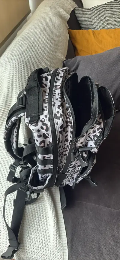 Mochila Bully Pak 25 lts con diseño de leopardo - miniatura 2