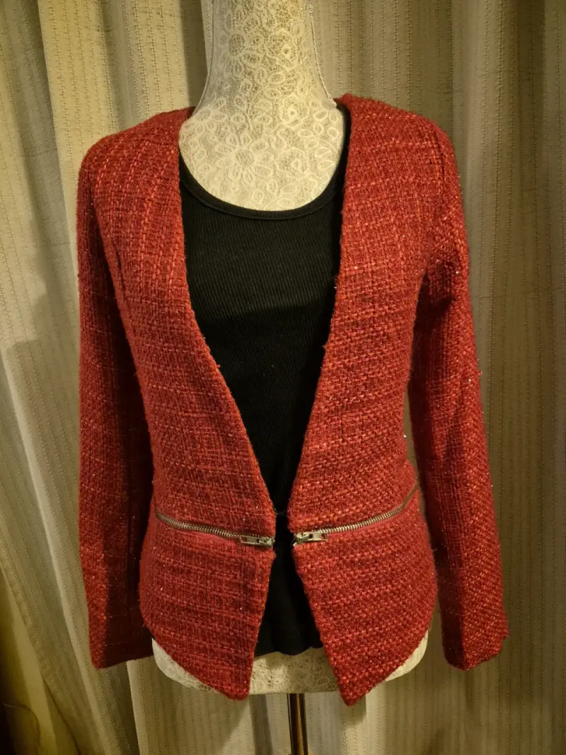 Chaqueta de mujer roja con cierre metálico