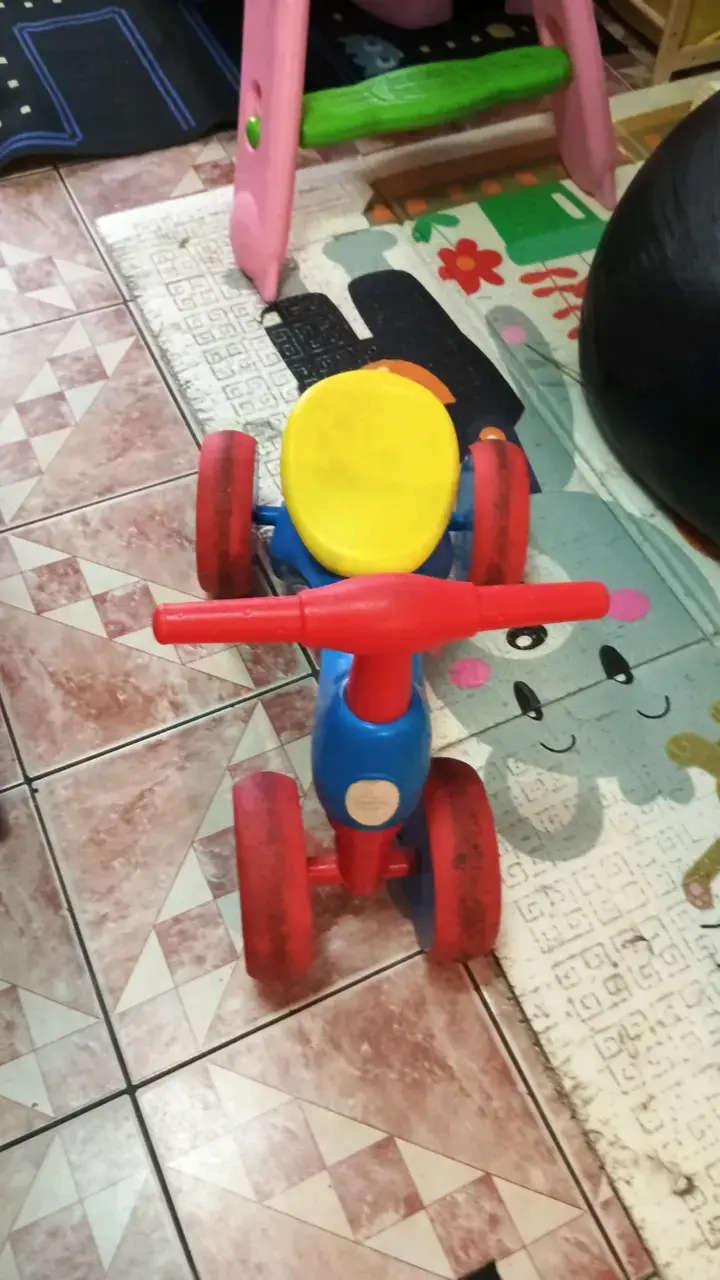 Triciclo infantil de plástico colorido - 1