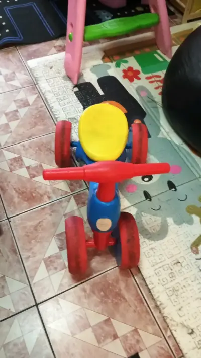 Triciclo infantil de plástico colorido - miniatura 1
