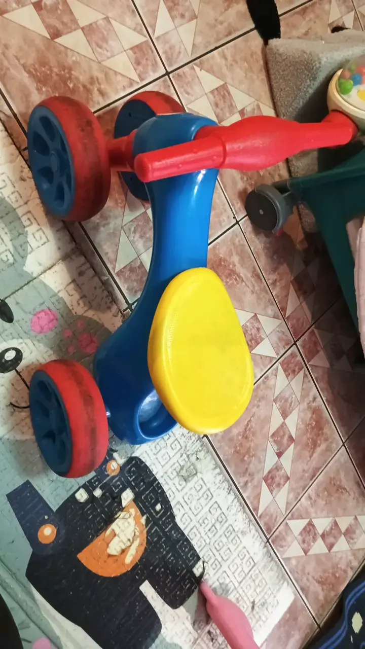 Triciclo infantil de plástico colorido - 2