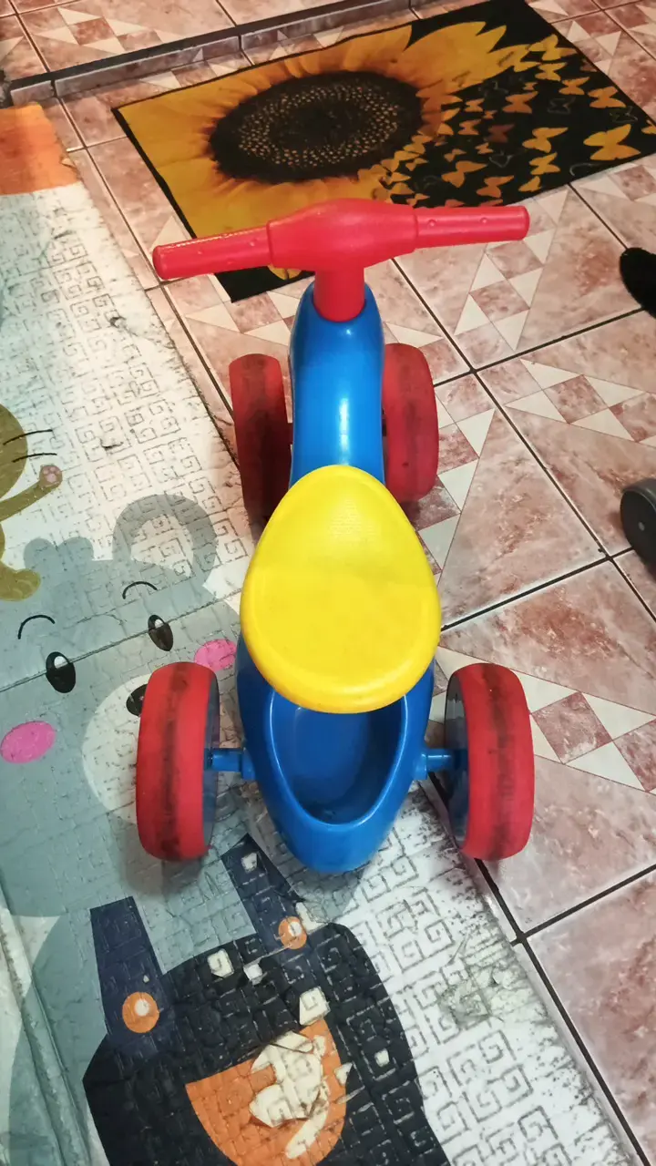 Triciclo infantil de plástico colorido - 3