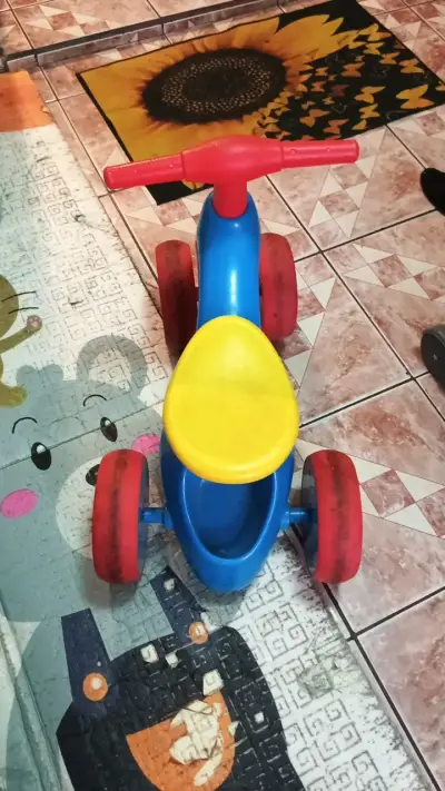 Triciclo infantil de plástico colorido - miniatura 3