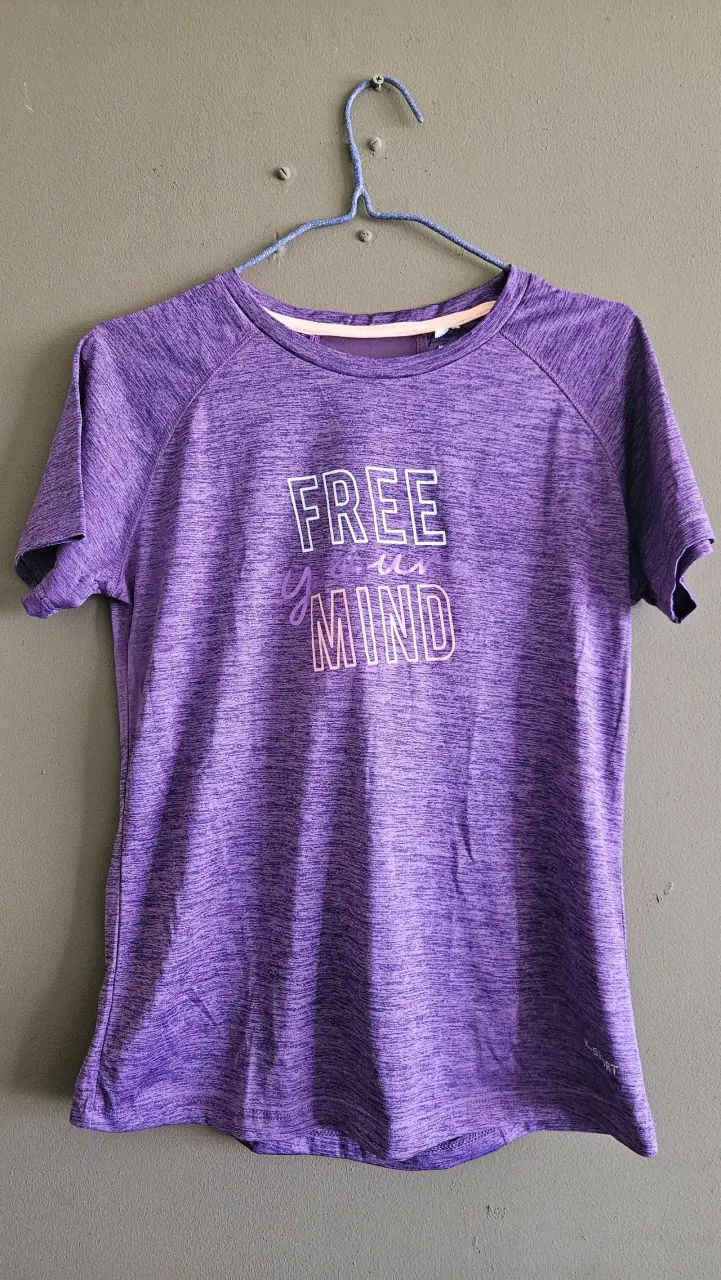 Polera deportiva morada con estampado