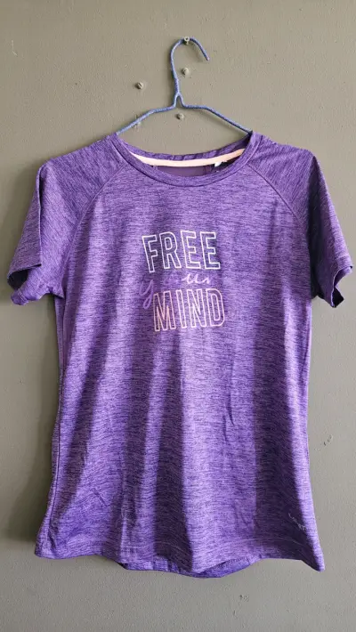 Polera deportiva morada con estampado - miniatura 1