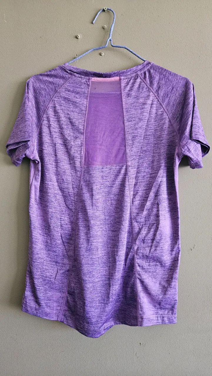 Polera deportiva morada con estampado - 2