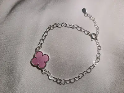 Pulsera de plata con dije de trébol rosa - miniatura 1