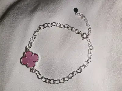 Pulsera de plata con dije de trébol rosa - miniatura 2