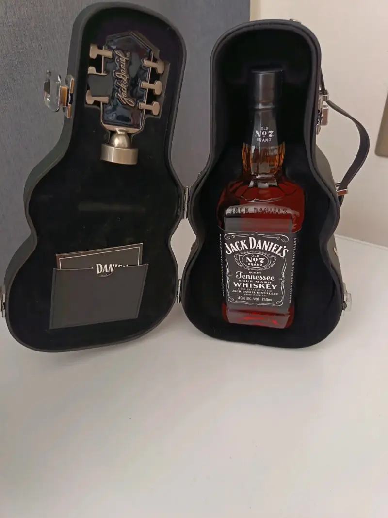 Whiskey Jack Daniel's con estuche de guitarra - 1