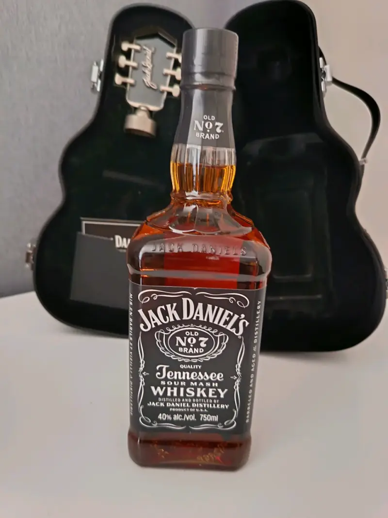 Whiskey Jack Daniel's con estuche de guitarra - 2