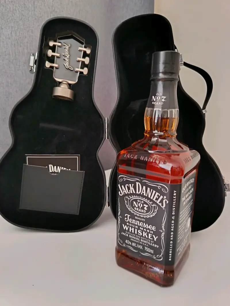 Whiskey Jack Daniel's con estuche de guitarra - 3