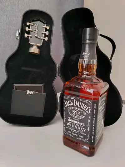 Whiskey Jack Daniel's con estuche de guitarra - miniatura 3