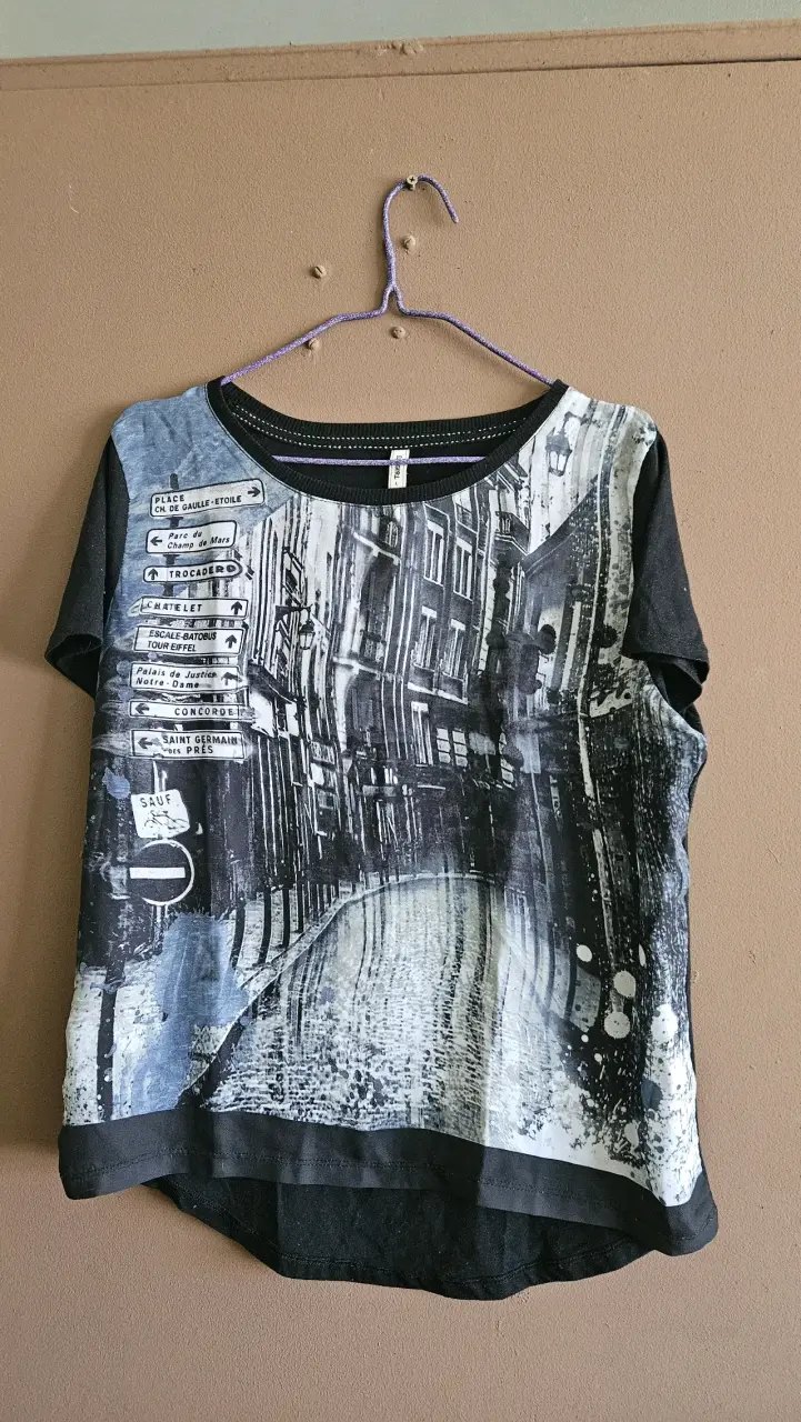 Polera estampada urbana en blanco y negro