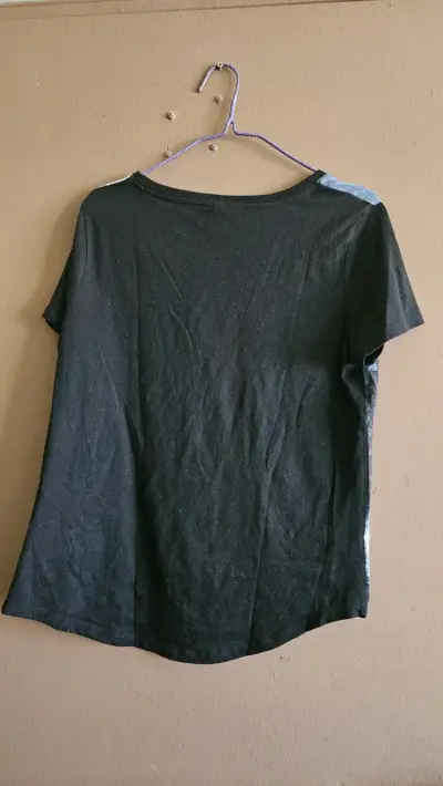 Polera estampada urbana en blanco y negro - miniatura 2