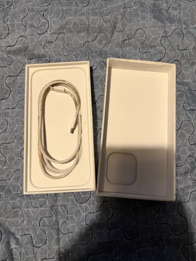 iPhone 16 Promax con caja y accesorios - miniatura 2