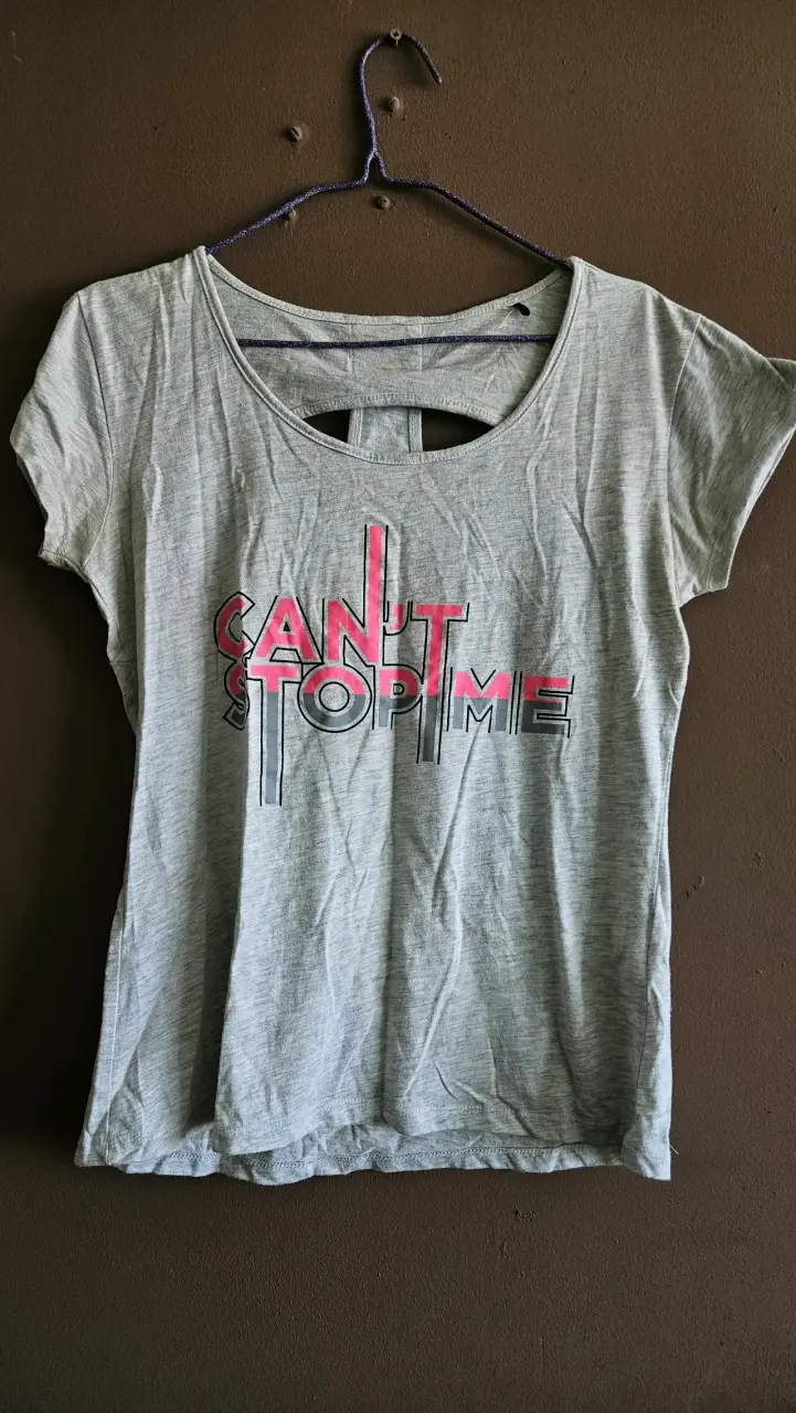 Polera deportiva gris con estampado