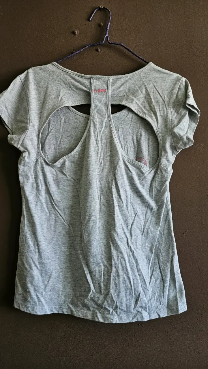 Polera deportiva gris con estampado - 2