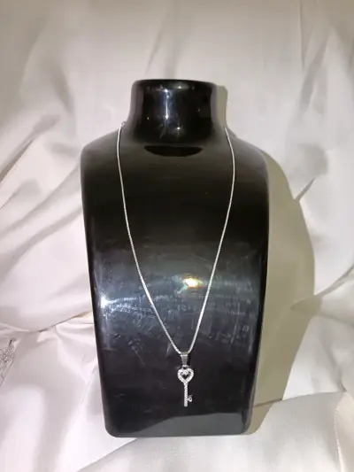 Collar de plata con dije de llave - miniatura 1