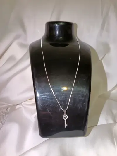 Collar de plata con dije de llave - miniatura 2