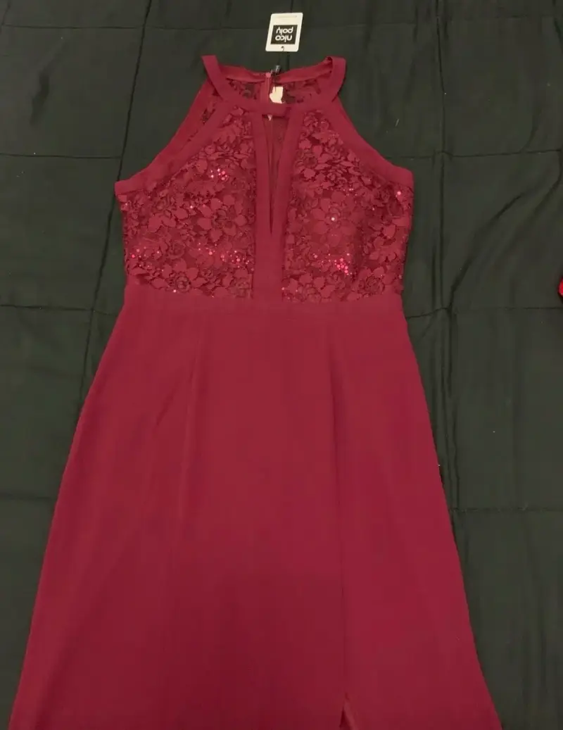 Vestido largo burdeos con encaje y abertura - 1