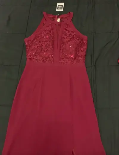 Vestido largo burdeos con encaje y abertura - miniatura 1