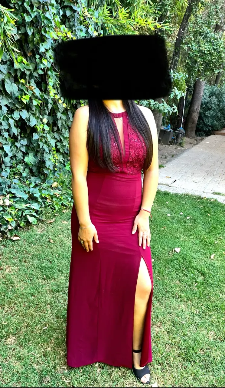 Vestido largo burdeos con encaje y abertura - 2