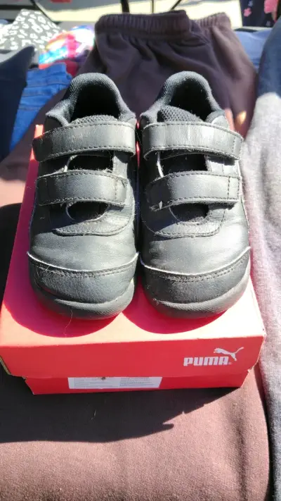 Zapatillas negras para niños Puma con velcro - miniatura 1