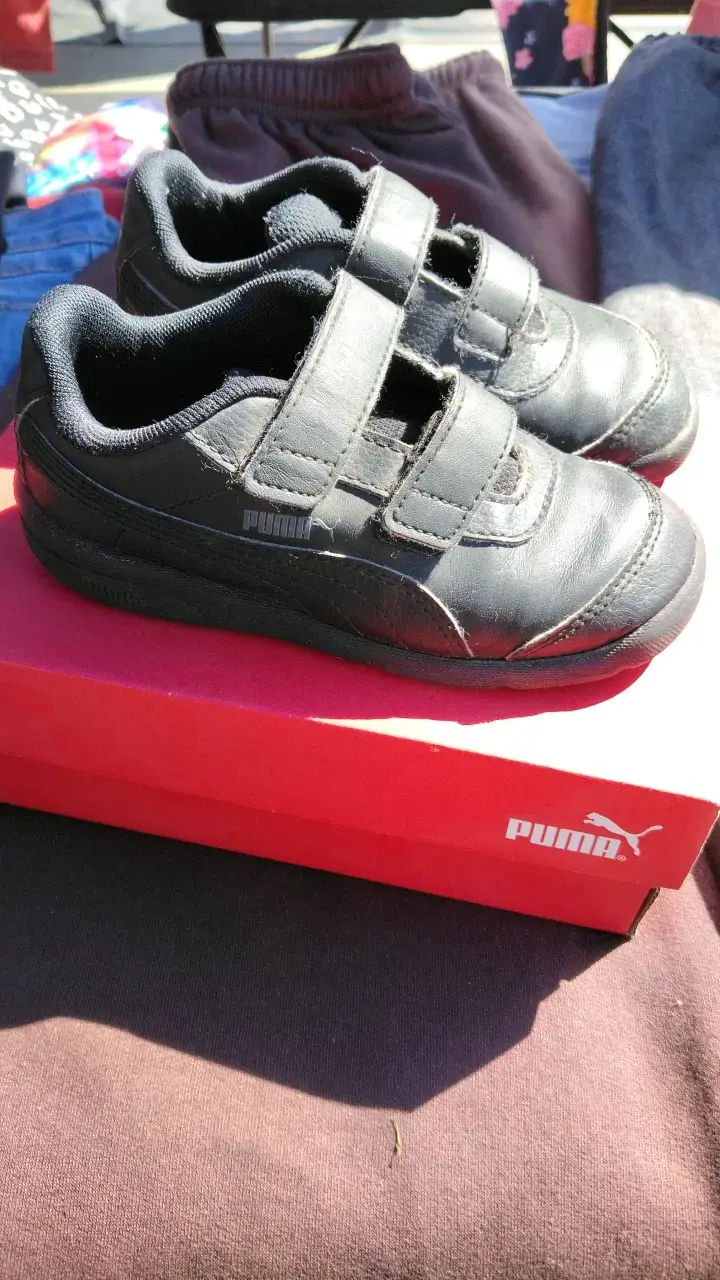 Zapatillas negras para niños Puma con velcro - 2