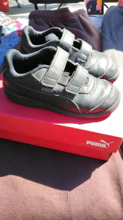 Zapatillas negras para niños Puma con velcro - miniatura 2