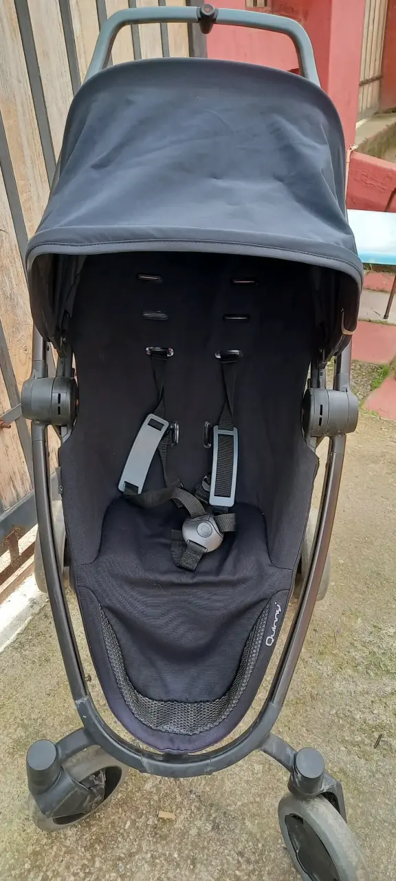 Coche de bebé Quinny negro en buen estado - 2