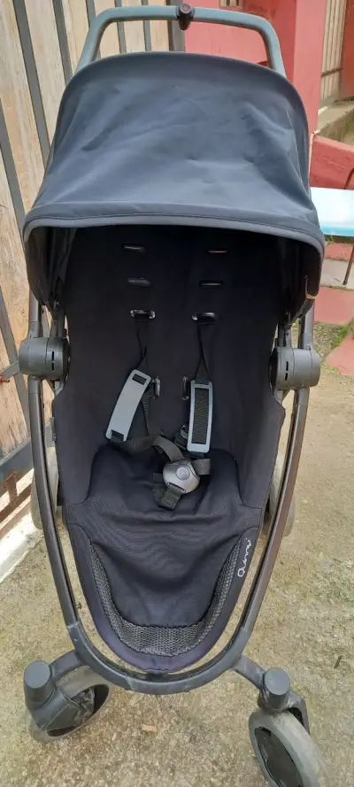 Coche de bebé Quinny negro en buen estado - miniatura 2