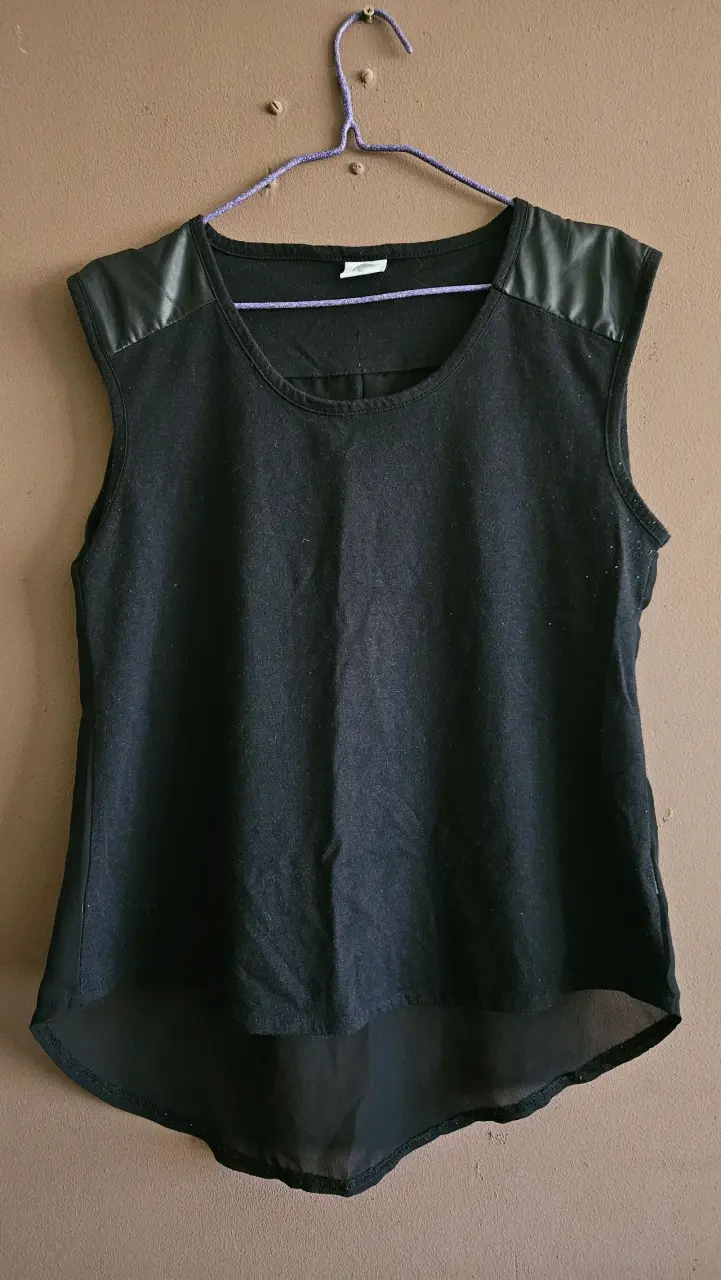Blusa sin mangas negra