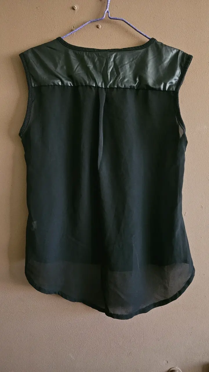 Blusa sin mangas negra - 2