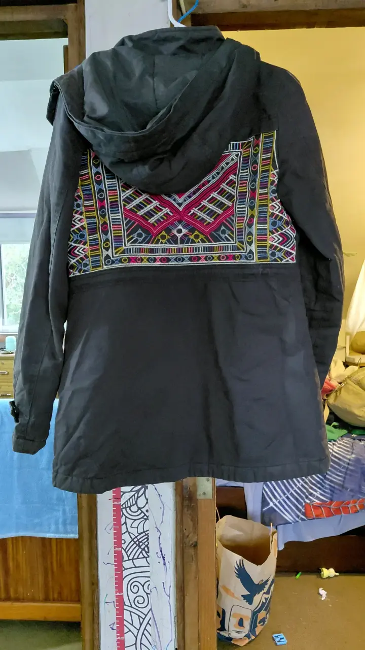 Abrigo negro con capucha y diseño bordado - 2