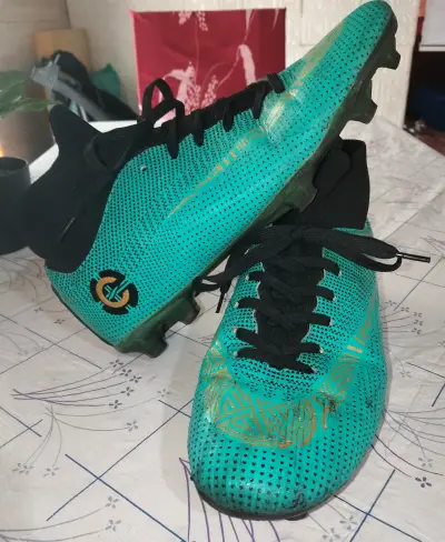 Botines de fútbol turquesa con diseño dorado - miniatura 1