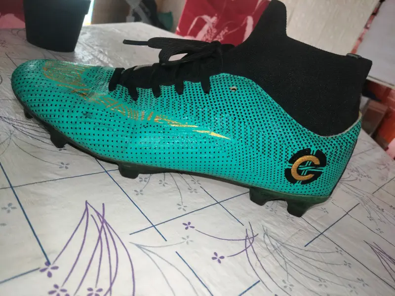 Botines de fútbol turquesa con diseño dorado - 2