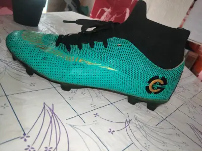 Botines de fútbol turquesa con diseño dorado - miniatura 2