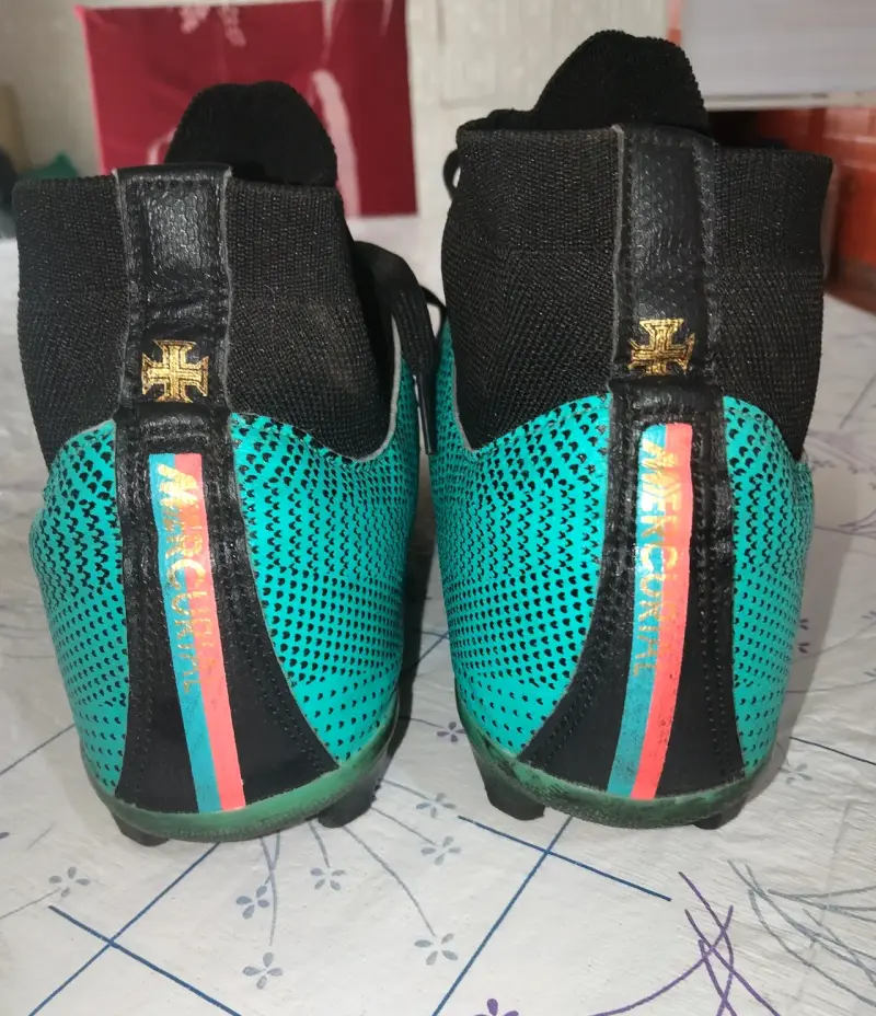 Botines de fútbol turquesa con diseño dorado - 3