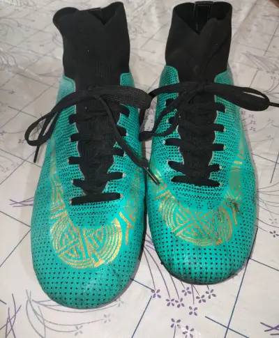 Botines de fútbol turquesa con diseño dorado - miniatura 4