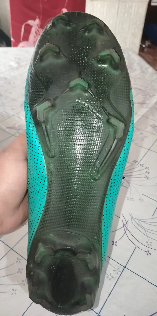 Botines de fútbol turquesa con diseño dorado - 6