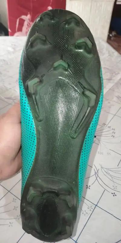Botines de fútbol turquesa con diseño dorado - miniatura 6