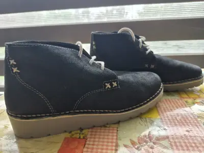 Botines de gamuza negros con costuras decorativas - miniatura 1